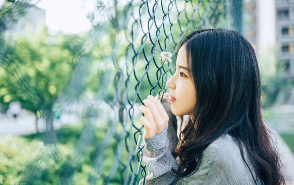 我很容易原谅人，但是我很记仇:原谅不代表我忘记。